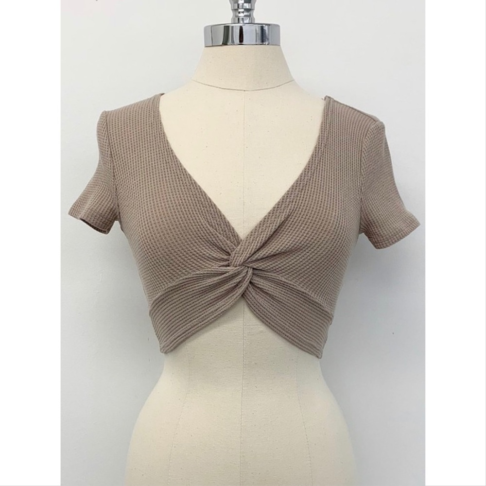 ๐ช Twist Front Knit Crop Top ๐ช - Picture 3 of 7